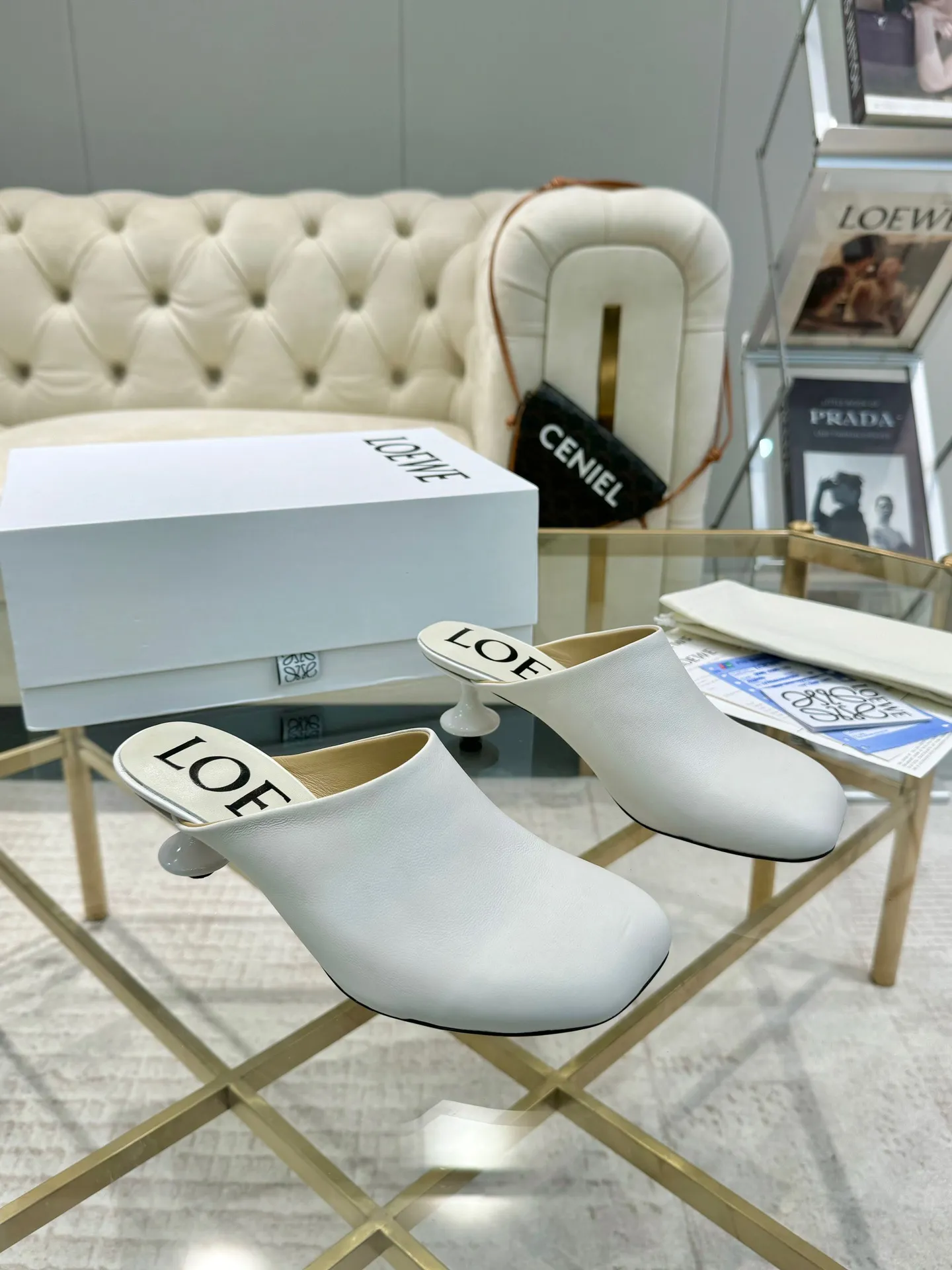 👟👟Ex-factory price 640👟👟 LOEWE‼ ️ New arrival‼ ️Imported genuine leather sole Loewe 2024/aw early spring latest catwalk color diamond series catwalk style 😘😘😘 Upper: imported super soft sheepskin lining: imported water-dyed sheepskin Outsole: original molded injection molded leather outsole Heel: original molded 1:1 Heel height: 5.5cm Size: 35-39 (40/41/42/43 custom-made, non-refundable)